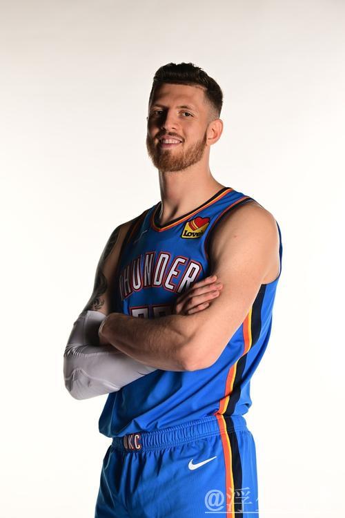 哈尔滕施泰因展现全能 飞身扣篮